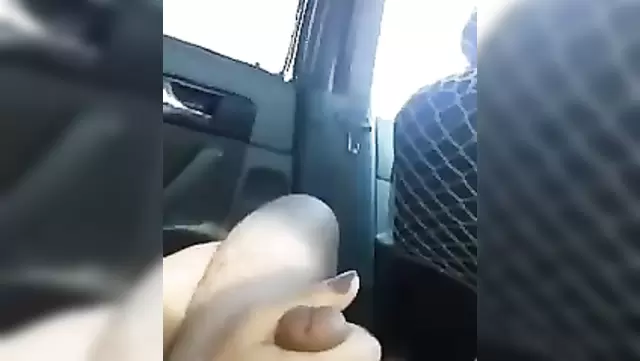 Нежный минет в машине от молодой киргизки