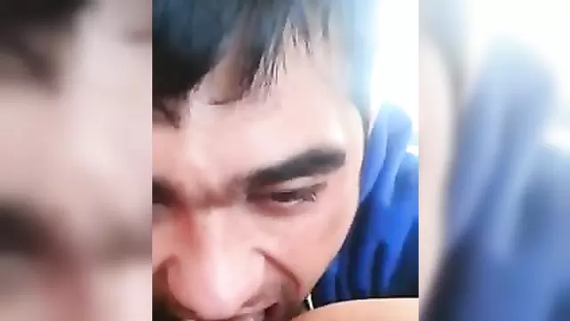 Киргиз всунул язык в вагину девушки