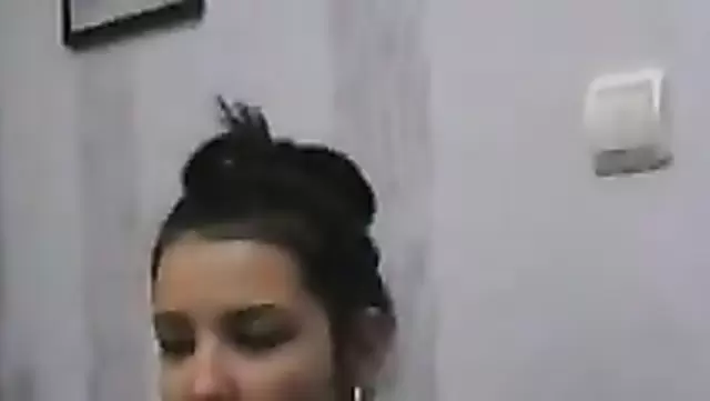 Киргизка показала упругую попку в стрингах