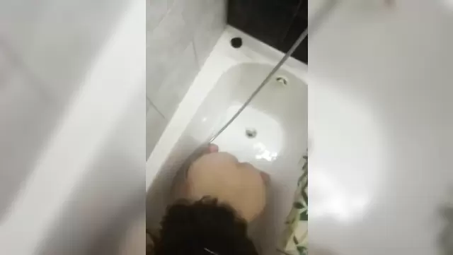 Настоящий минет от киргизки в ванной